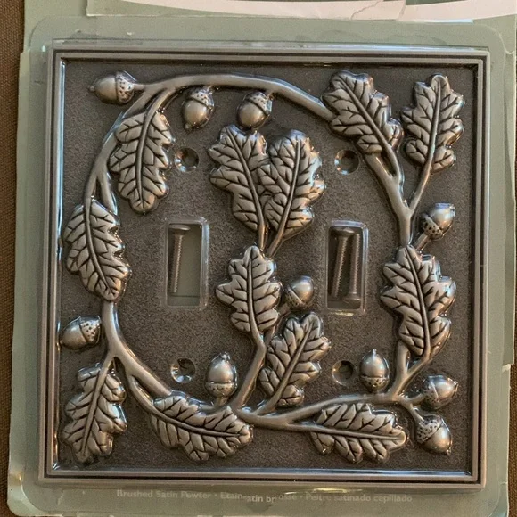 Brainerd Gallery decorative double light switch plate 
Oak leaf/acorn design - Picture 3 of 3